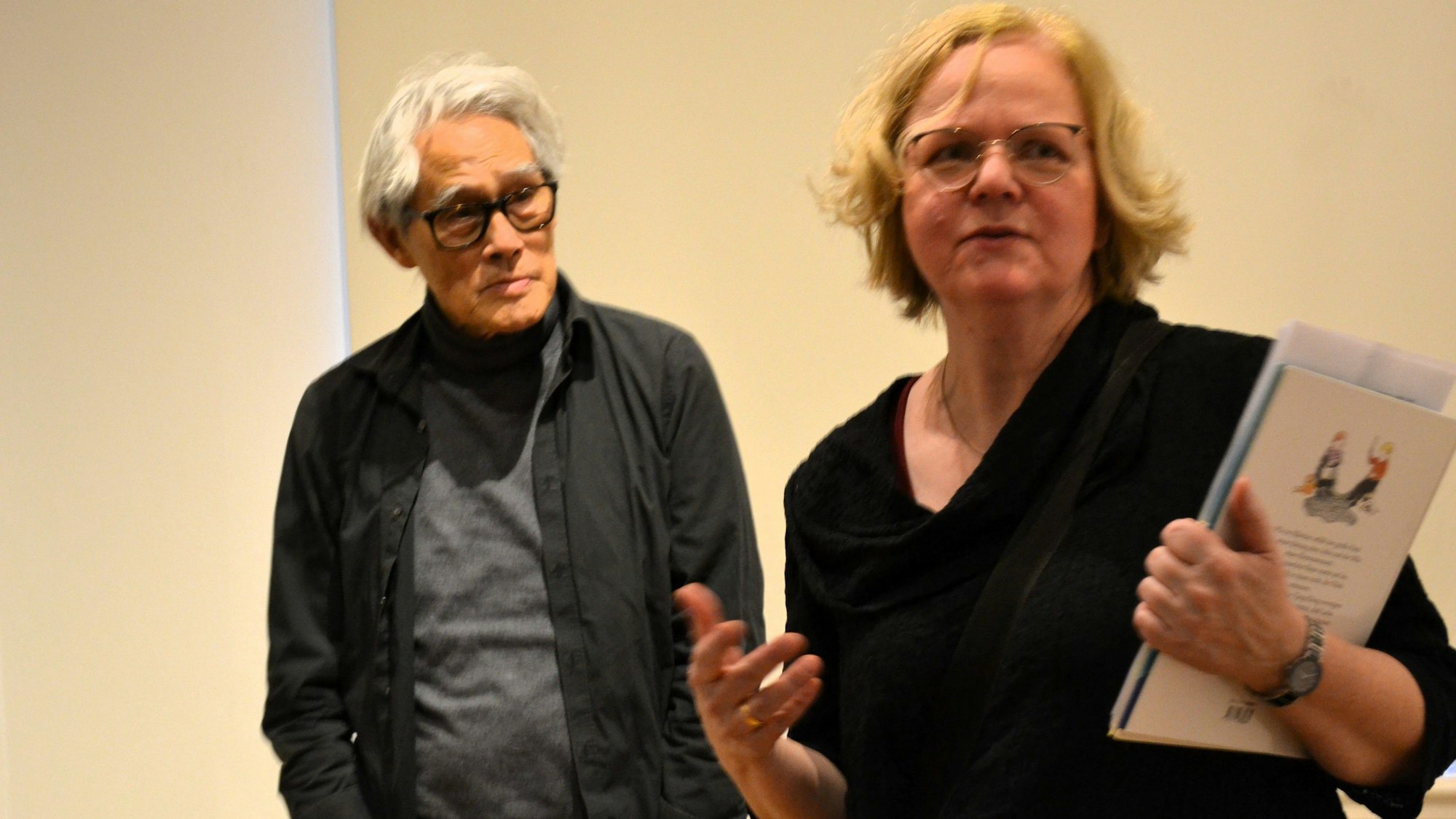 Thé Tjong-Khin und Museumsdirektorin Pauline Liesen.