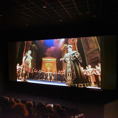Ein Kinosaal, auf der Leinwand eine Szene aus der Oper „Aida“.