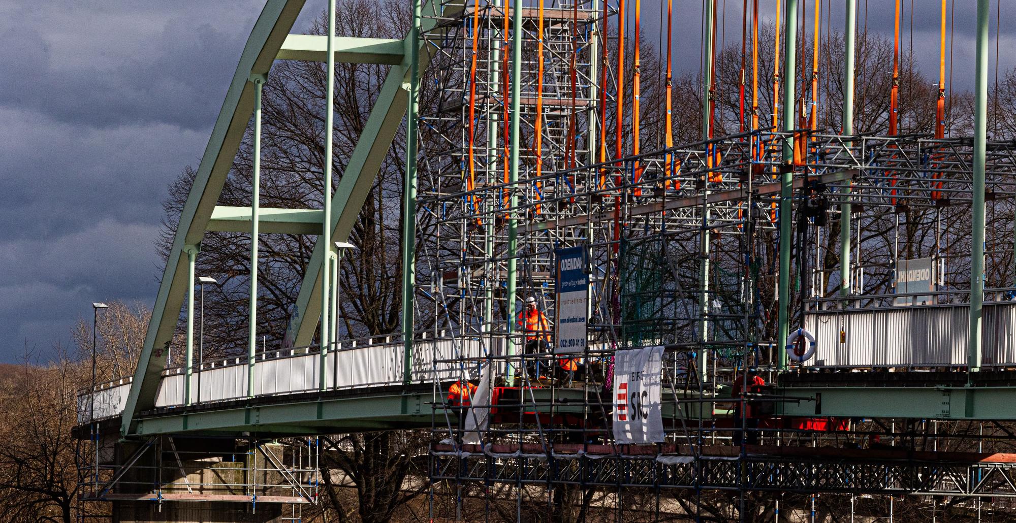 Ein großes Gerüst musste für die Arbeiten an der Hafenbrücke montiert werden.