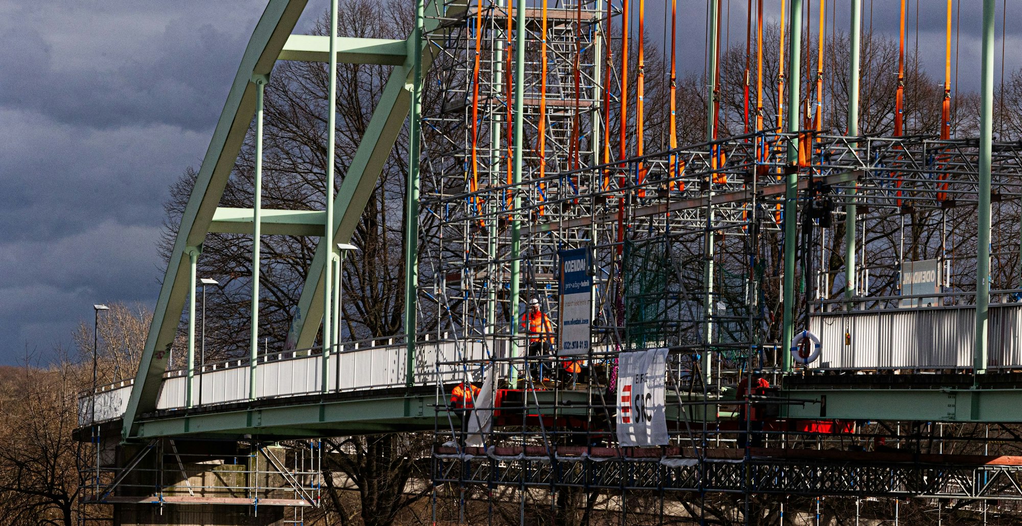 Ein großes Gerüst musste für die Arbeiten an der Hafenbrücke montiert werden.