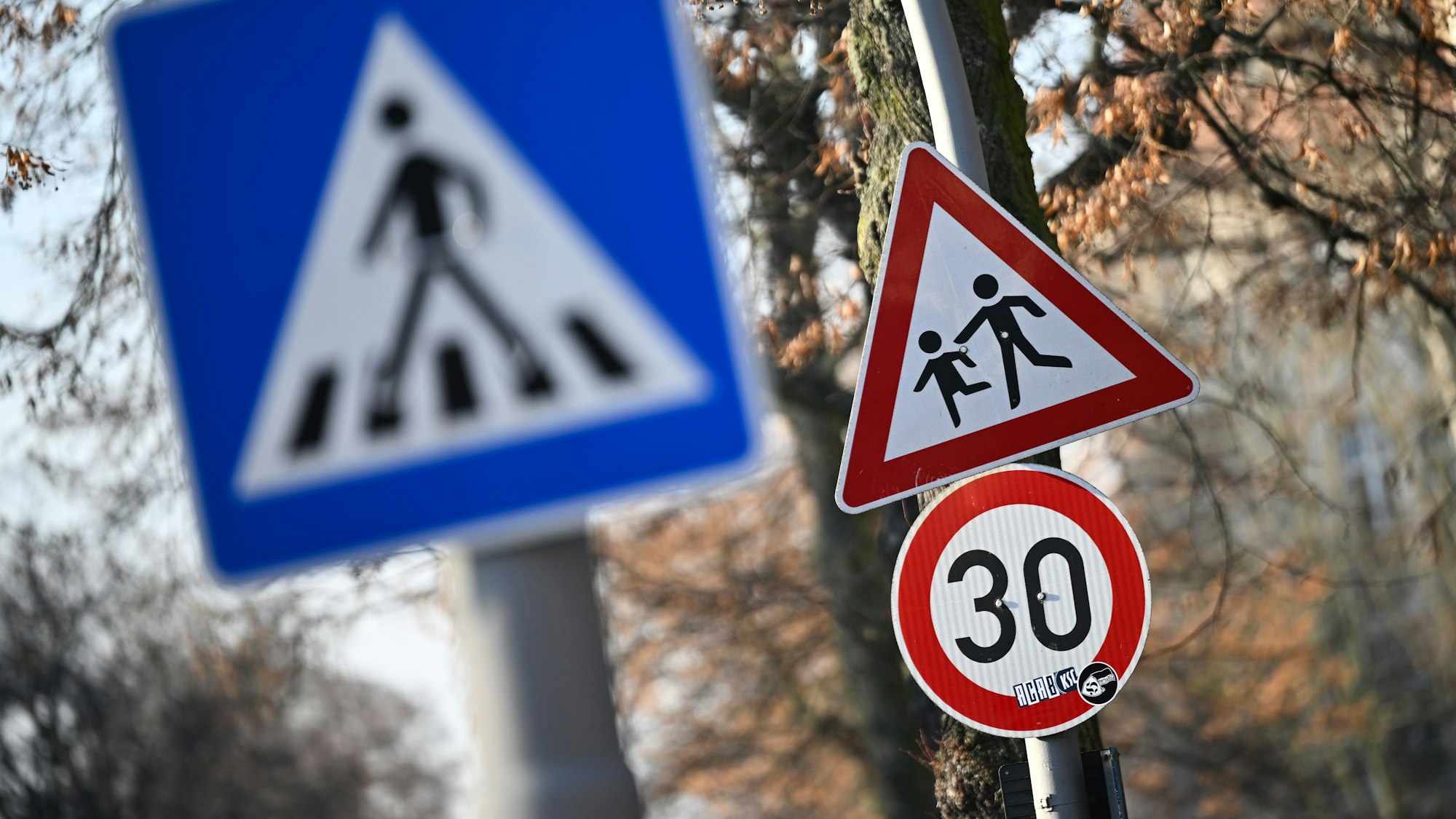 Ein Schild weist auf eine 30er-Zone und Kinder hin.