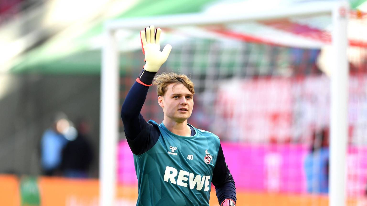 Torwart Jonas Urbig verabschiedete sich am Montag vom 1. FC Köln zum FC Bayern München.