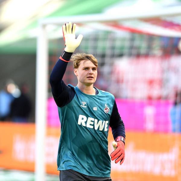 Torwart Jonas Urbig verabschiedete sich am Montag vom 1. FC Köln zum FC Bayern München.