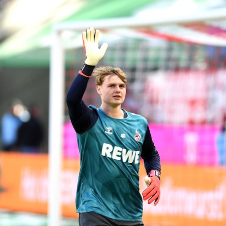Torwart Jonas Urbig verabschiedete sich am Montag vom 1. FC Köln zum FC Bayern München.