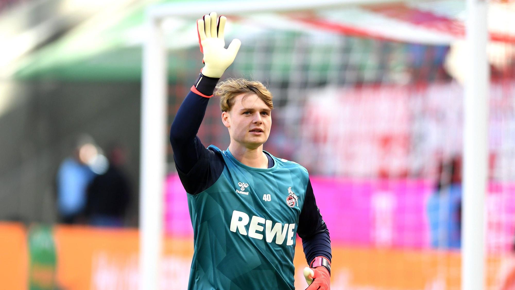Torwart Jonas Urbig verabschiedete sich am Montag vom 1. FC Köln zum FC Bayern München.