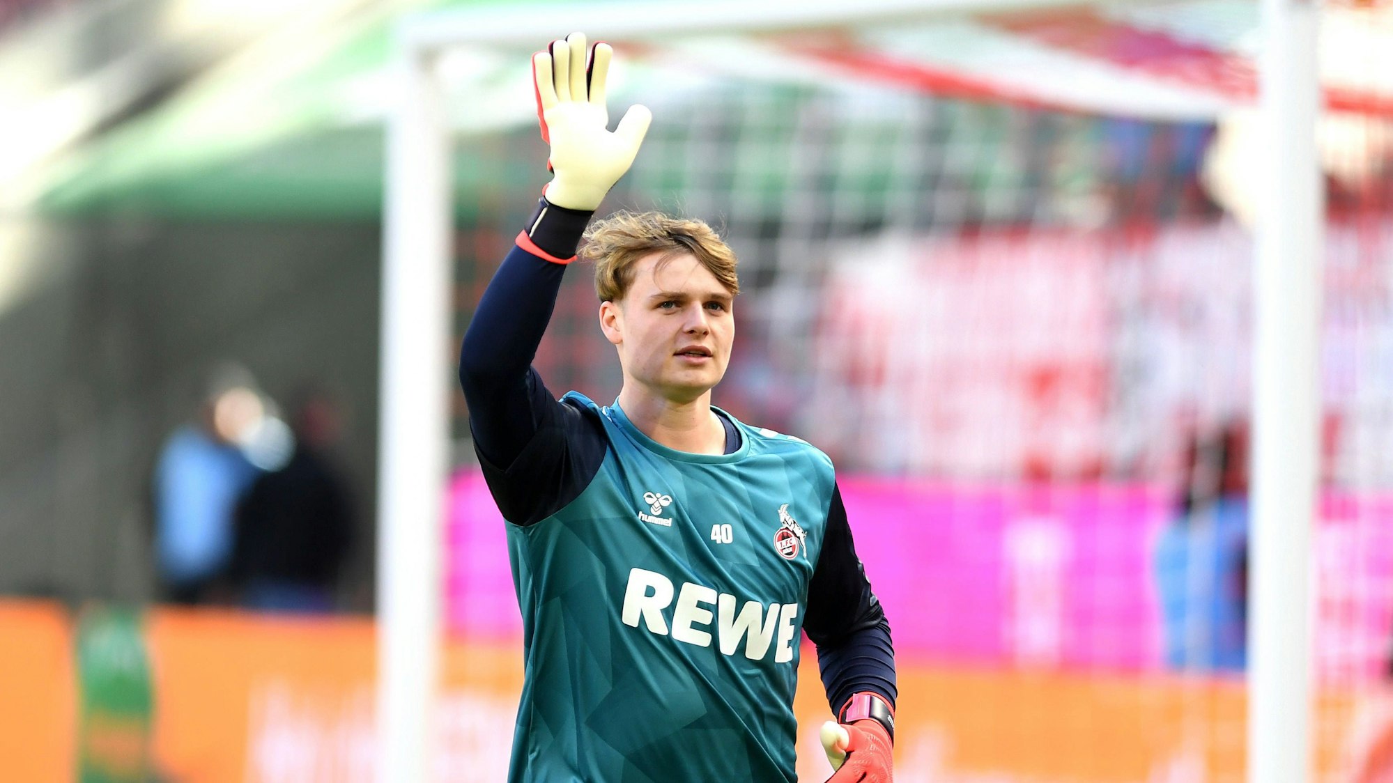Torwart Jonas Urbig verabschiedete sich am Montag vom 1. FC Köln zum FC Bayern München.