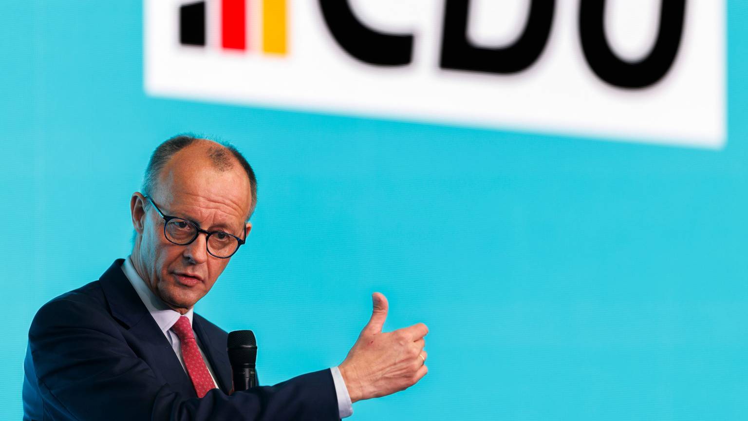 Kanzlerkandidat Friedrich Merz (CDU) spricht auf der Bühne bei der Wahlkampfveranstaltung.