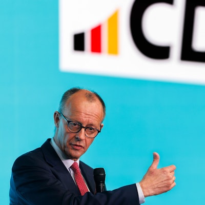 Kanzlerkandidat Friedrich Merz (CDU) spricht auf der Bühne bei der Wahlkampfveranstaltung.