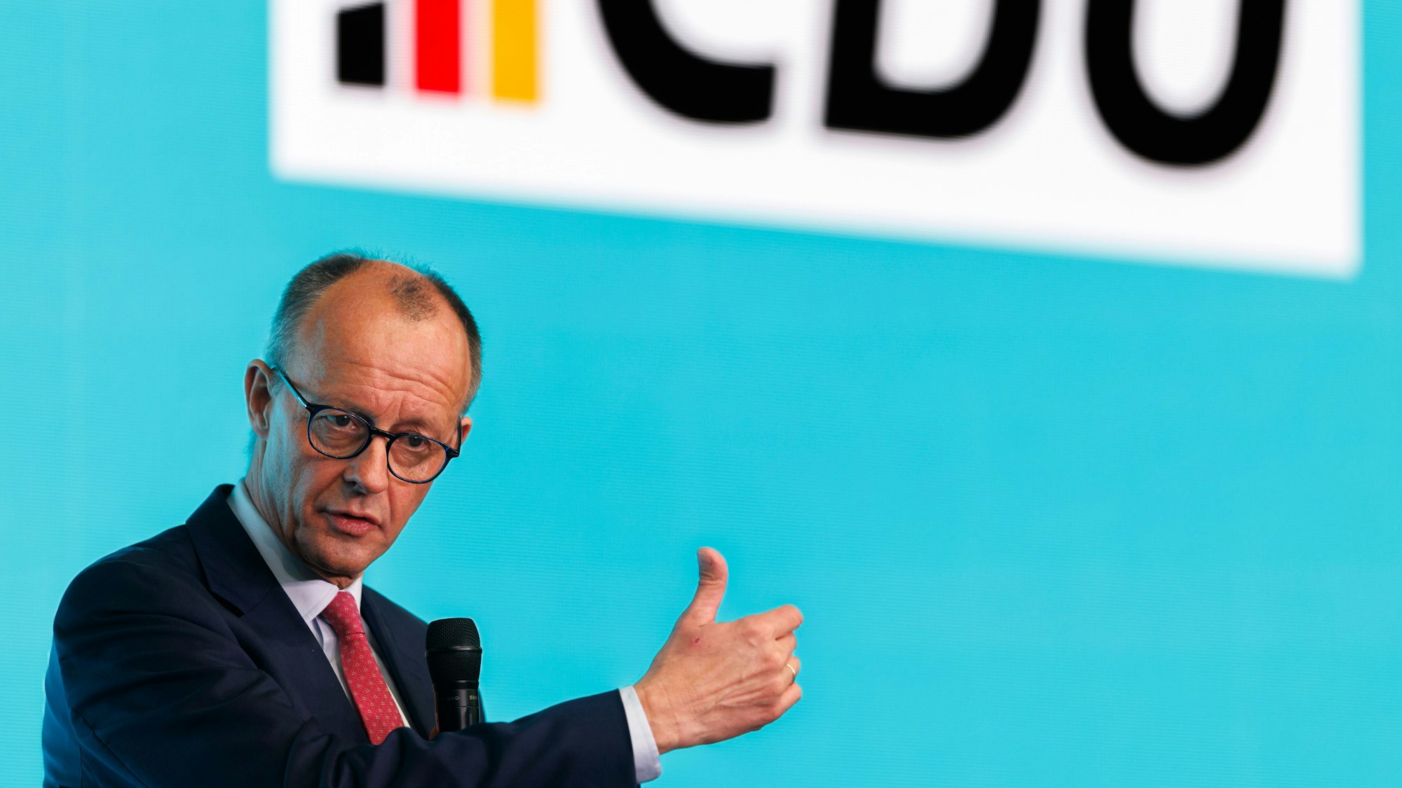 Kanzlerkandidat Friedrich Merz (CDU) spricht auf der Bühne bei der Wahlkampfveranstaltung.