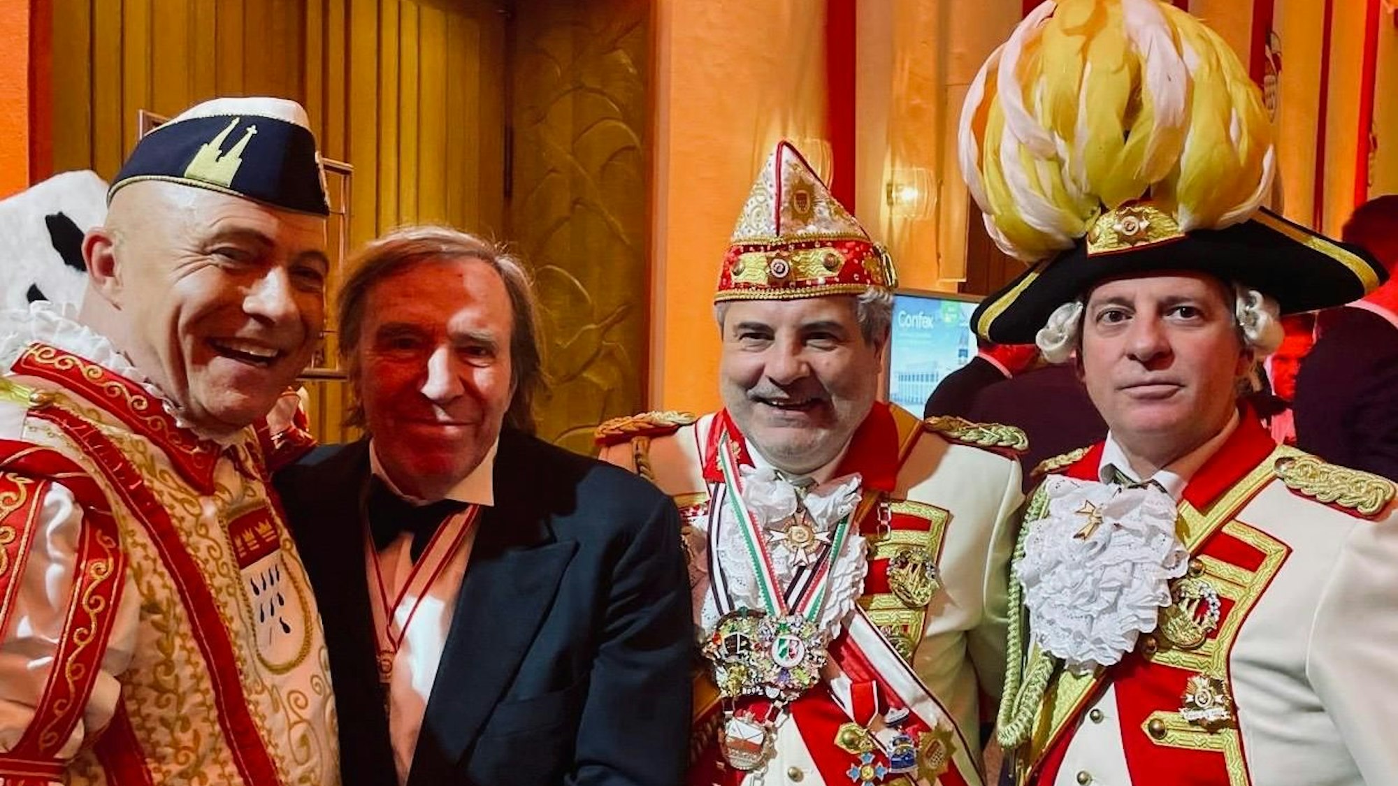 Günter Netzer mit Prinz René Klöver und Prinzen-Garde-Präsident Dino Massi bei der Sitzung der Prinzen-Garde im Gürzenich.