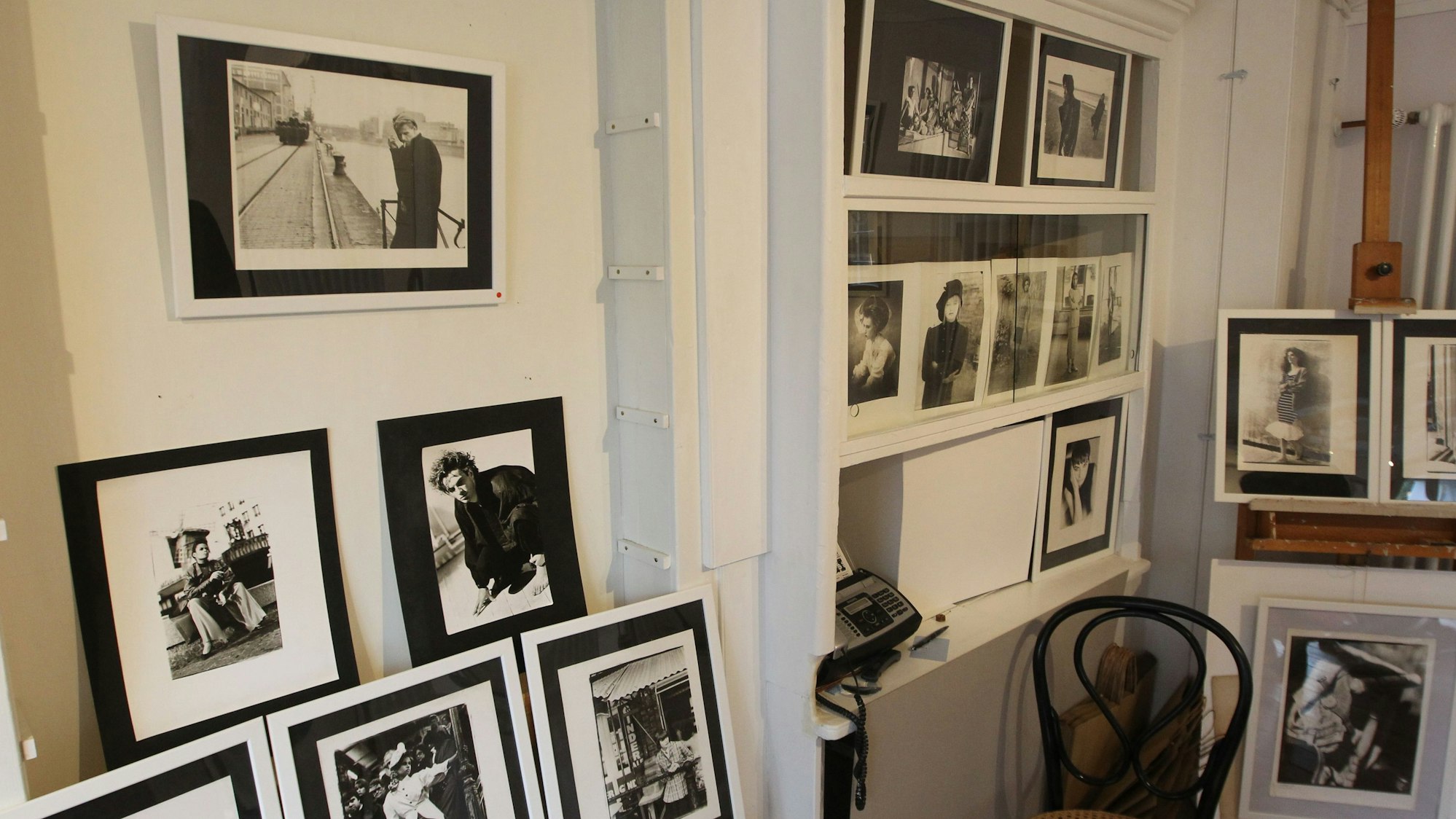 In der Galerie hängen und stehen die Bilder von Ronald Diltoer.