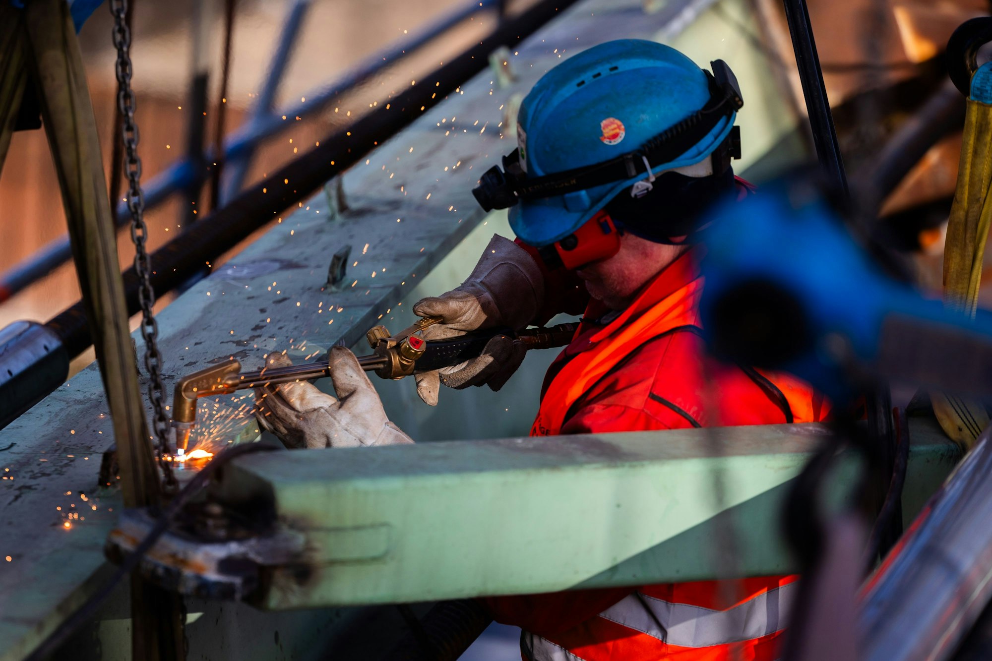 Mit dem Schweißbrenner wird der beschädigte Brückenträger zerteilt.