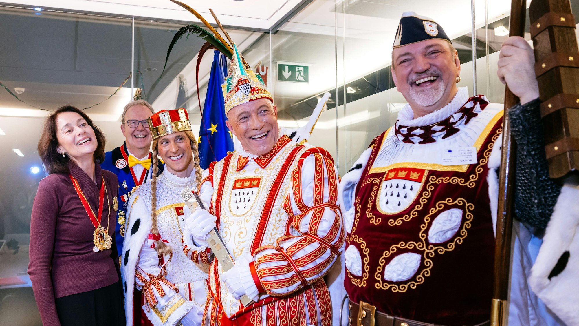 Reise nach Brüssel, Kölner Dreigestirn der Stattgarde im Europaparlament mit Katarina Barley (l.) und Axel Voss (2.v.l.).