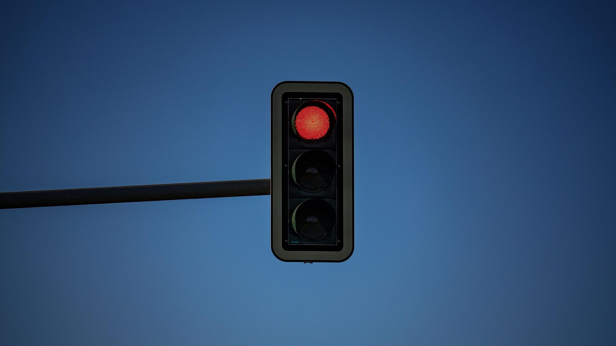 Eine rote Ampel hält sowohl Autos als auch Fußgänger nicht immer davon ab, stehenzubleiben. (Symbolfoto)