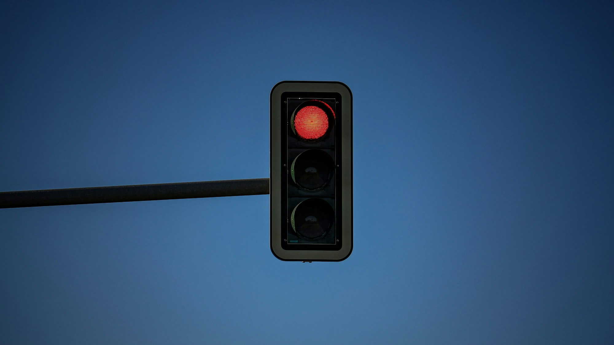 Eine rote Ampel hält sowohl Autos als auch Fußgänger nicht immer davon ab, stehenzubleiben. (Symbolfoto)