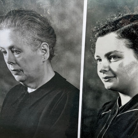 Zwei Schwarz-Weiß-Aufnahmen zeigen eine ältere Frau und eine junge Frau, die ihr ähnlich sieht.