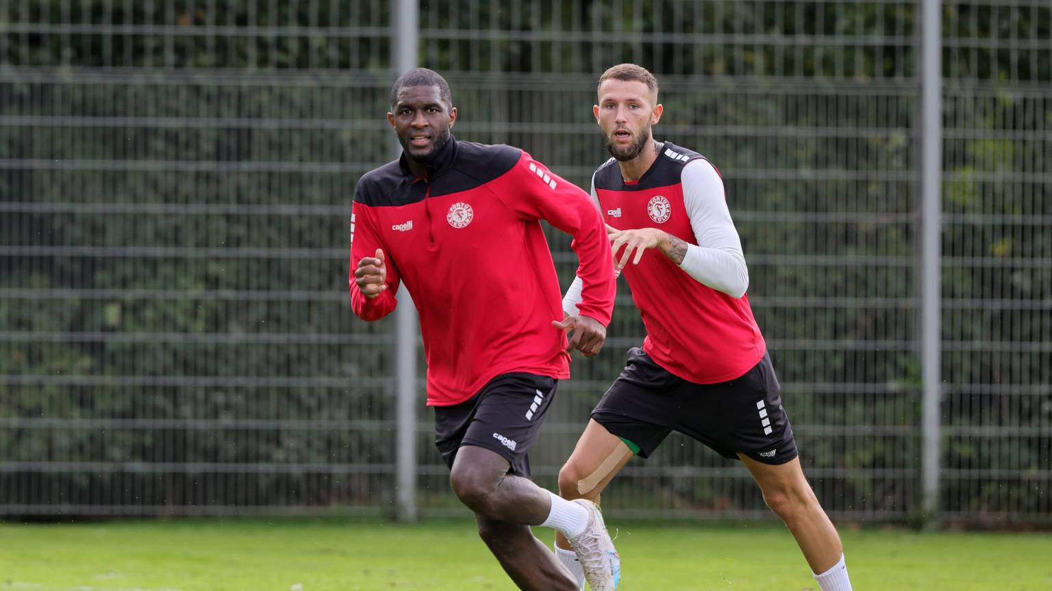 SC Fortuna Köln , 4.Liga, Training, von links: Trainingsgast Anthony Modeste, Dominik Lanius (Fortuna)