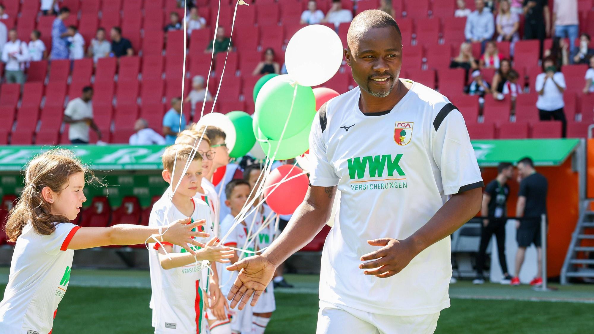 Andrew Sinkala klatscht die Einlaufkinder im Spalier ab, Abschiedsspiel von Daniel Baier, Aufstiegshelden & Friends vs. Eurohelden & Friends, FC Augsburg, Fussball, 09.09.2023 Augsburg Bayern Deutschland *** Andrew Sinkala high-fives the walk-in kids in the trellis, Daniel Baiers farewell game, Aufstiegshelden Friends vs Eurohelden Friends, FC Augsburg, football, 09 09 2023 Augsburg Bayern Germany. Copyright: xkolbert-press/ChristianxKolbertx