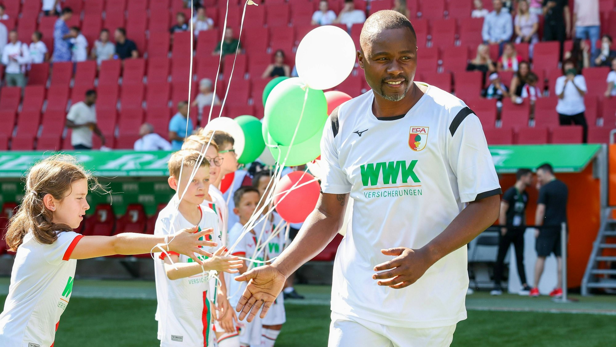 Andrew Sinkala klatscht die Einlaufkinder im Spalier ab, Abschiedsspiel von Daniel Baier, Aufstiegshelden & Friends vs. Eurohelden & Friends, FC Augsburg, Fussball, 09.09.2023 Augsburg Bayern Deutschland *** Andrew Sinkala high-fives the walk-in kids in the trellis, Daniel Baiers farewell game, Aufstiegshelden Friends vs Eurohelden Friends, FC Augsburg, football, 09 09 2023 Augsburg Bayern Germany. Copyright: xkolbert-press/ChristianxKolbertx