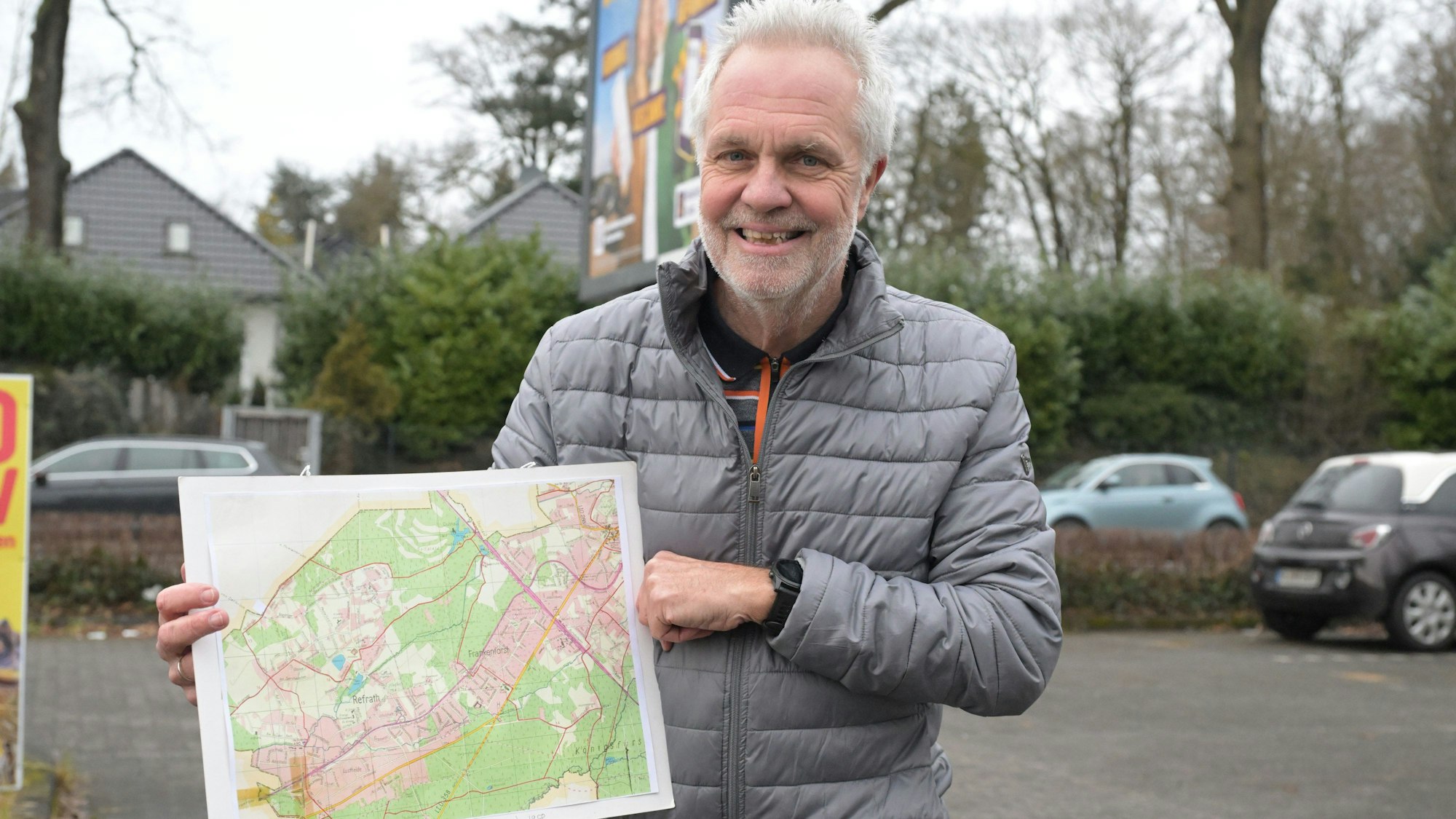 Ein Mann hält einen Stadtplan in die Kamera.