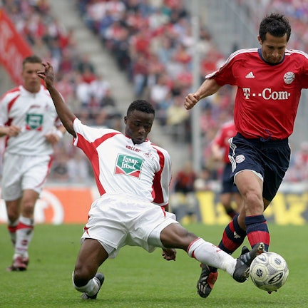 Mai 2004: Andrew Sinkala (l.) im Zweikampf mit Hasan Salihamidzic vom FC Bayern