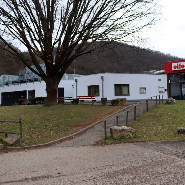 Außenansicht des Eifelbads in Bad Münstereifel. Die Bäume sind kahl.