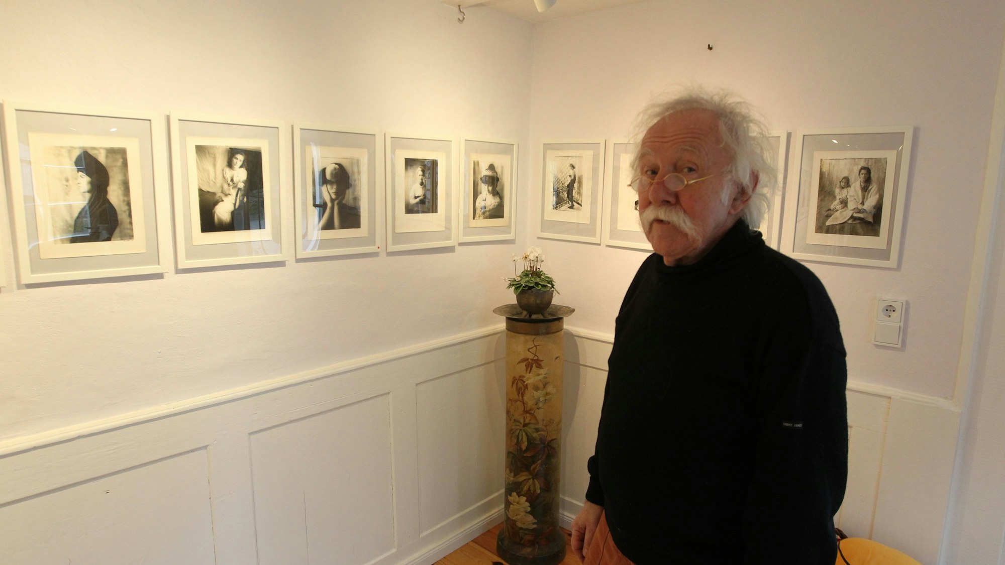 Im Kunsthaus Seelscheid präsentiert Burkhard Sondermeier eine Ausstellung des Fotografen Ronald Diltoer.
Eine Sammlung mit 100 Fotos hat der Kunst-Experte erworben.