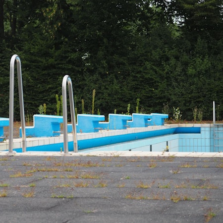 Zu sehen ist die Anlage eines Freibads.