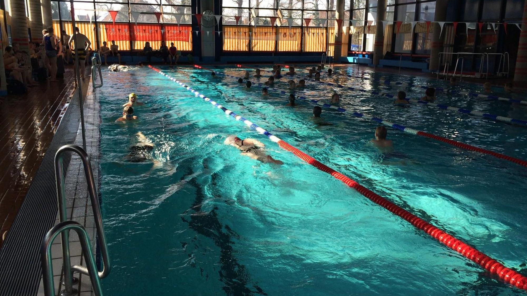 Zu sehen ist ein Schwimmbecken in einem Hallenbad.