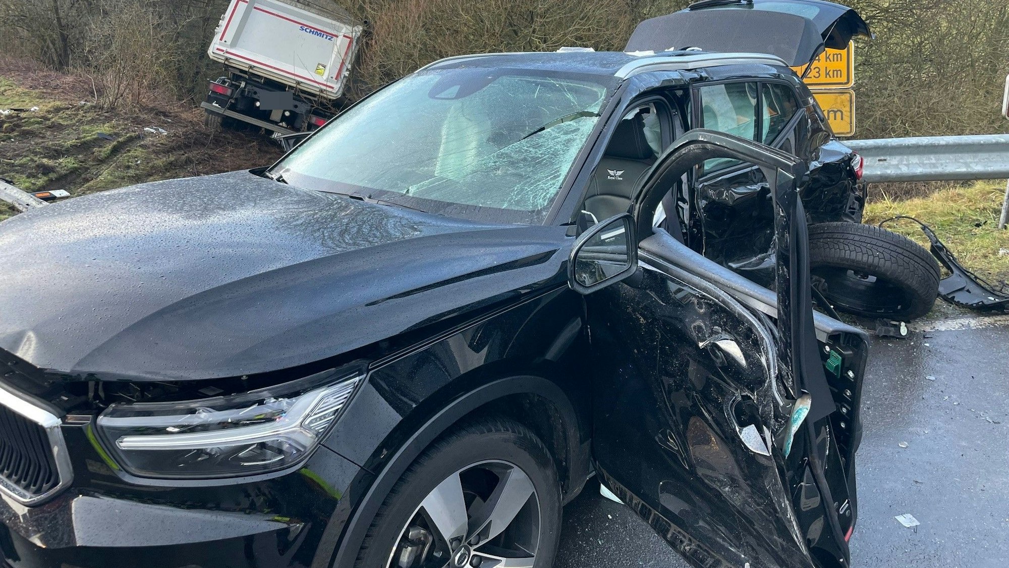 Der Volvo ist an der Fahrerseite schwer beschädigt.