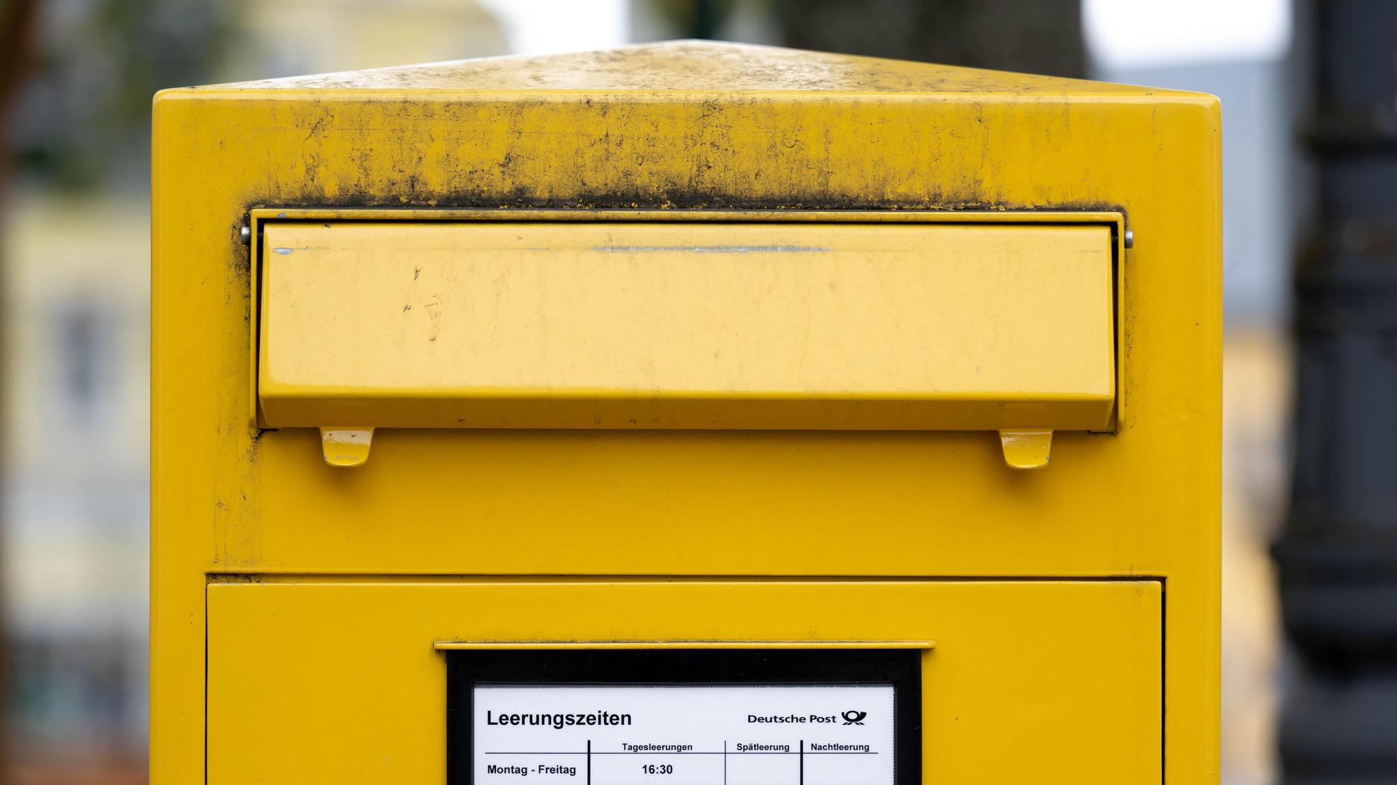Ein Briefkasten mit geschlossener Klappe.