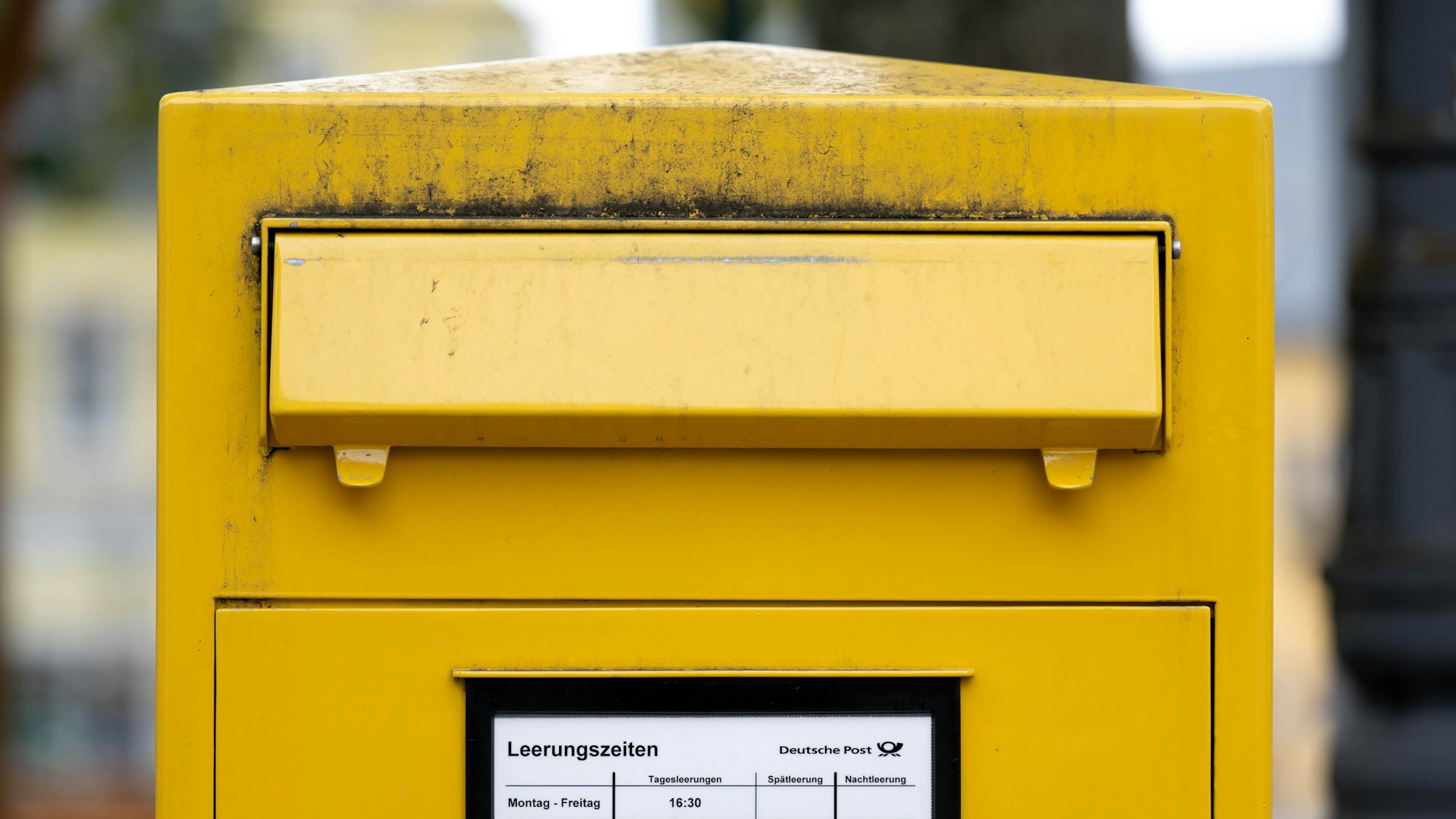 Ein Briefkasten mit geschlossener Klappe.