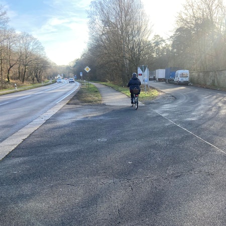 Der Parkplatz am Heumarer Mauspfad kurz vor der Einmündung Hirschgraben.