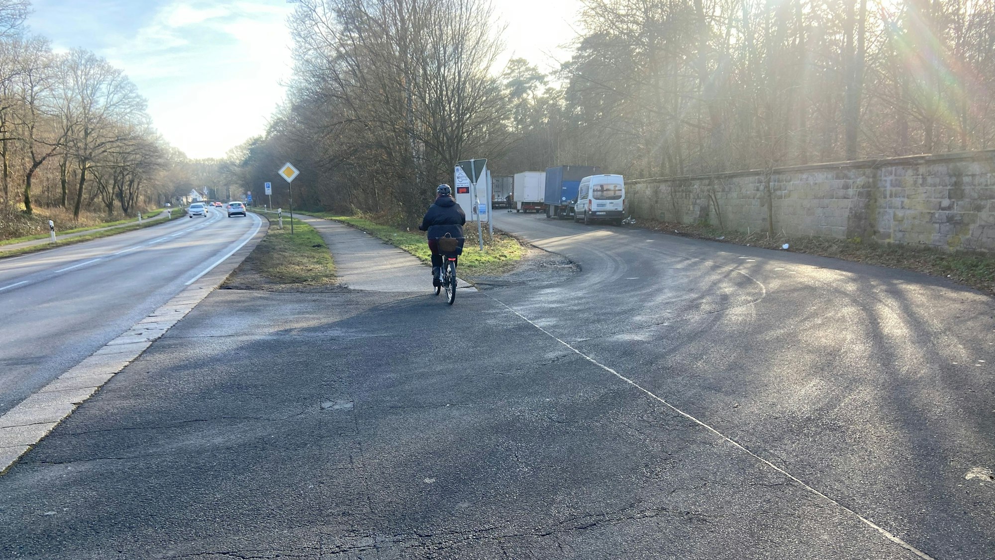 Der Parkplatz am Heumarer Mauspfad kurz vor der Einmündung Hirschgraben.
