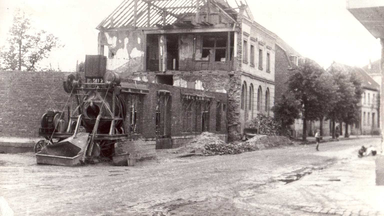 Die Volksschule war zur Hälfte zerstört.