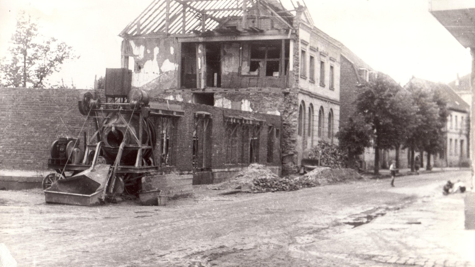 Die Volksschule war zur Hälfte zerstört.