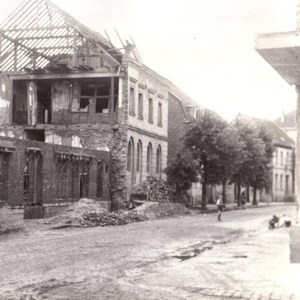 Die Volksschule war zur Hälfte zerstört.