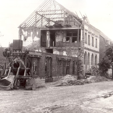 Die Volksschule war zur Hälfte zerstört.