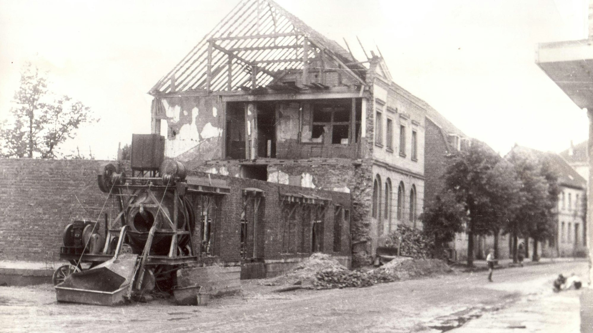 Die Volksschule war zur Hälfte zerstört.