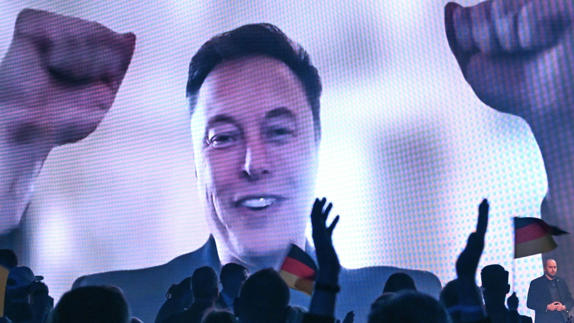 Über eine Videoeinblendung unterhält sich US-Milliardär Elon Musk mit AfD-Chefin Alice Weidel beim Wahlkampfauftakt der AfD im Januar. Nun hat Musk erneut für die AfD geworben – und sich in den Kölner Wahlkampf eingemischt. (Archivbild)