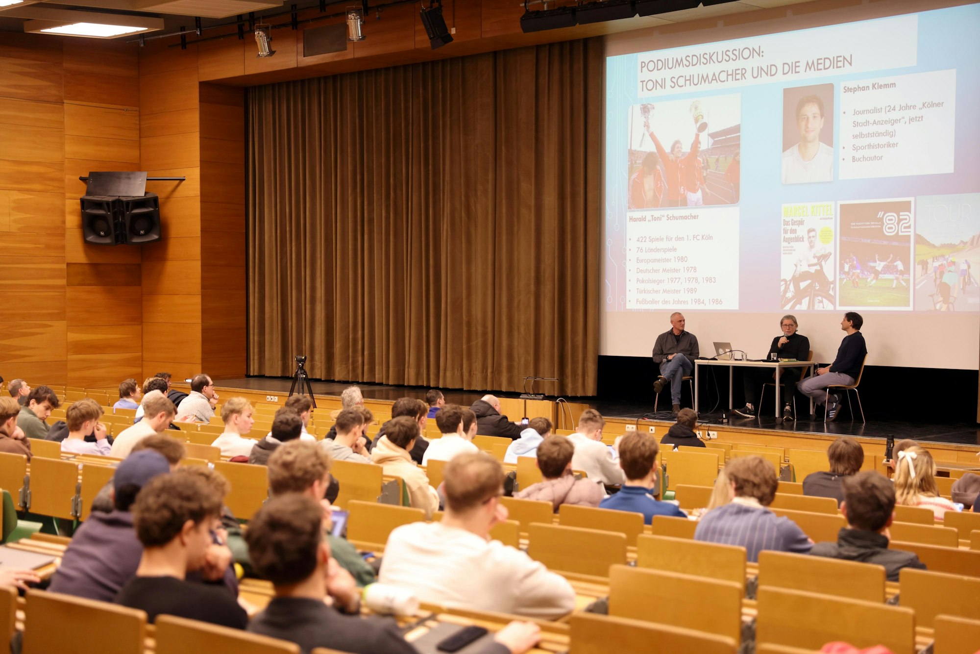 Toni Schumacher im Hörsaal 1 der Sporthochschule.