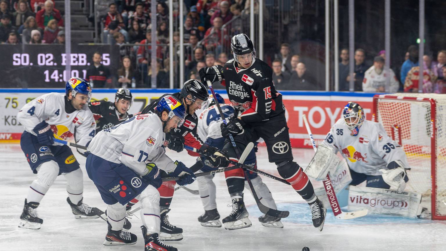 Dreikampf zwischen dem Münchner Taro Hirose (Nr. 17) und den Kölnern Frederik Storm und Louis-Marc Aubry (Nr. 15).