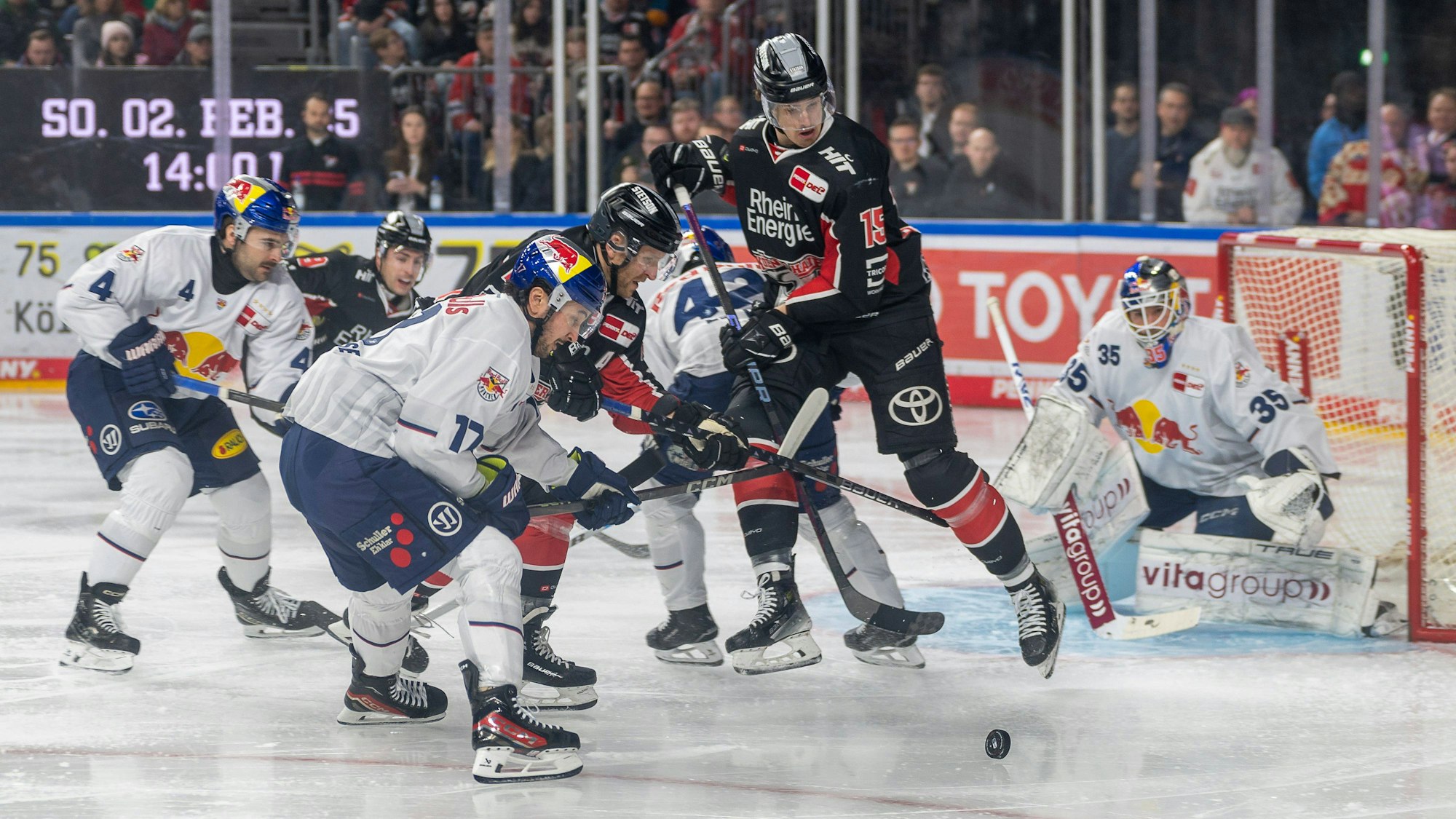 Dreikampf zwischen dem Münchner Taro Hirose (Nr. 17) und den Kölnern Frederik Storm und Louis-Marc Aubry (Nr. 15).