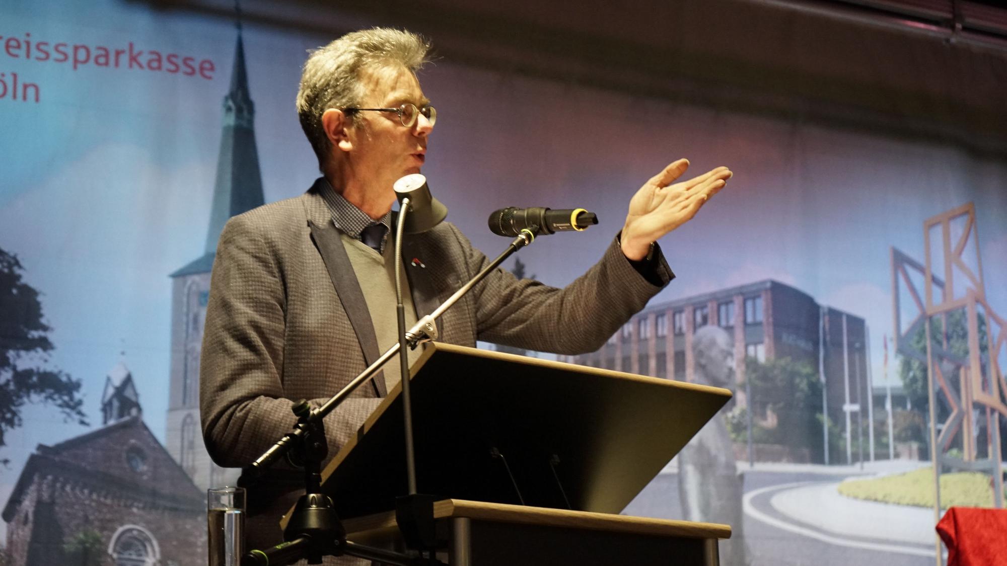 Das Bild zeigt Klaus Ripp an einem Pult.