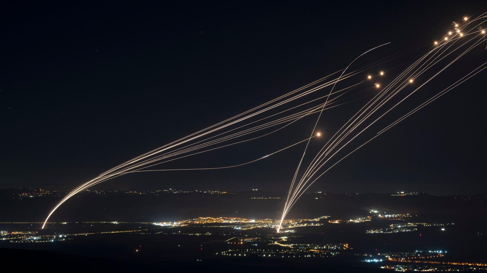 Das israelische Luftabwehrsystem Iron Dome feuert, um einen Angriff aus dem Libanon über der Region Galiläa abzufangen, gesehen von den israelisch annektierten Golanhöhen.
