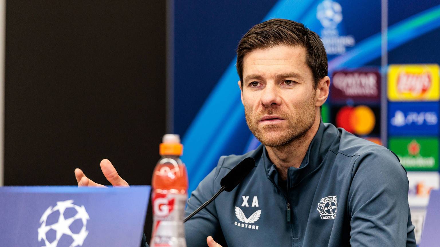 Cheftrainer Xabi Alonso bei der Pressekonferenz vor dem Spiel gegen Sparta Prag