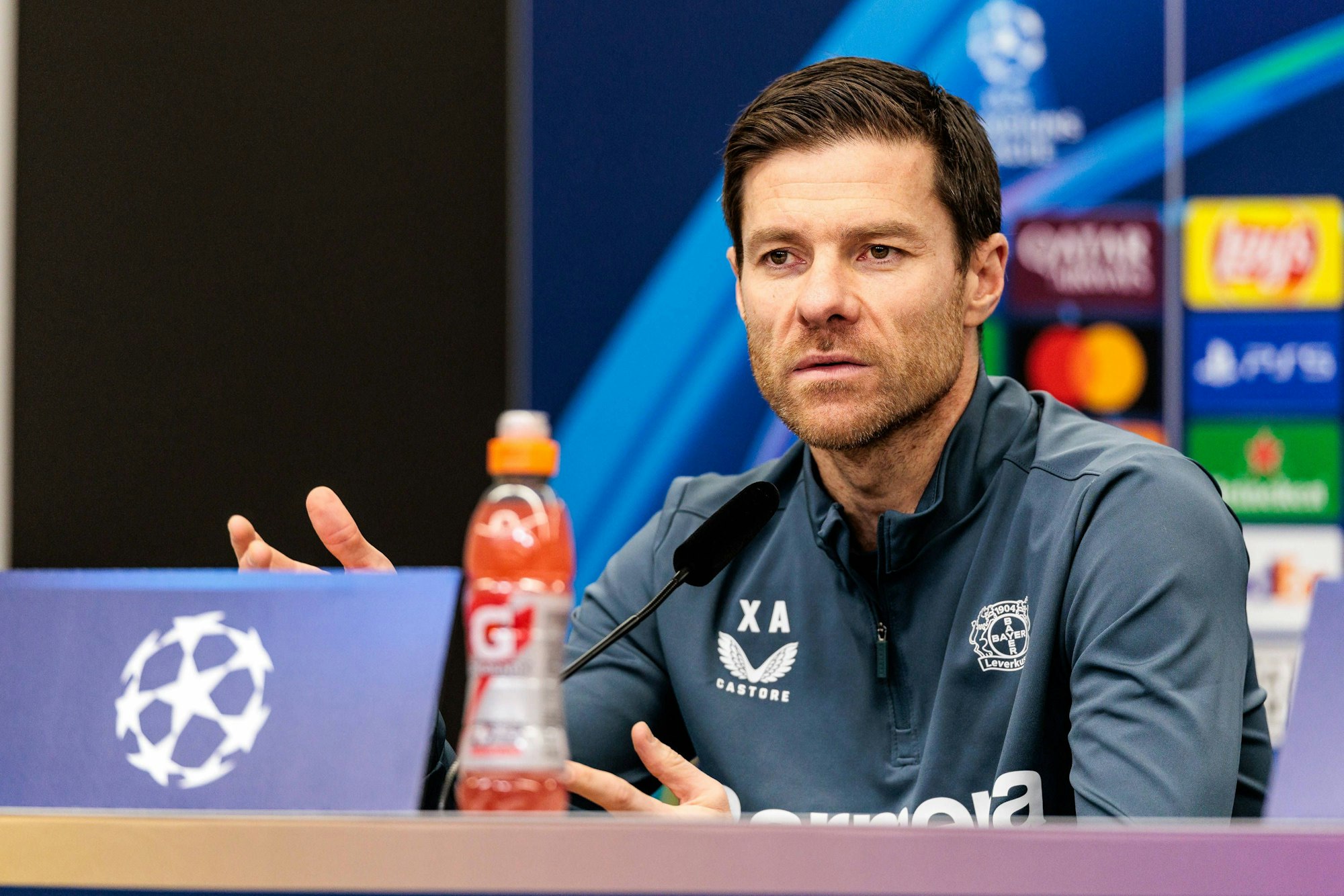 Cheftrainer Xabi Alonso bei der Pressekonferenz vor dem Spiel gegen Sparta Prag