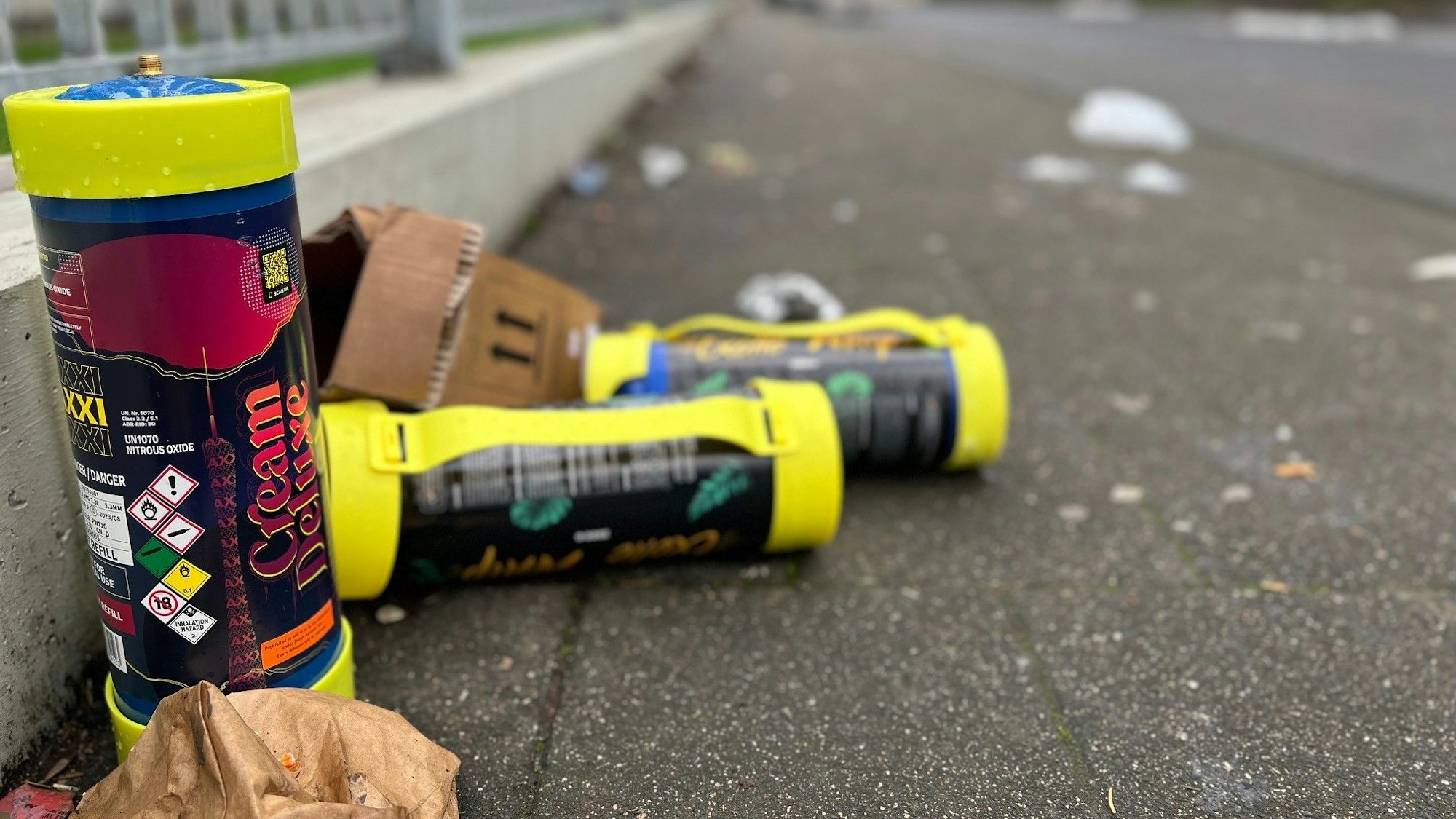 Leere Lachgas-Kartuschen nach einem Wochenende auf der Alfred-Schütte-Alle in Köln-Poll.