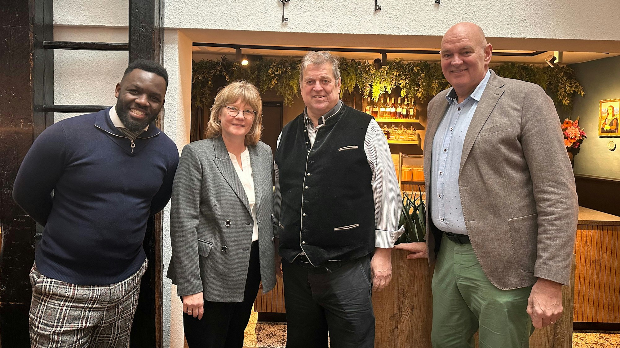 Zu sehen sind Carlos dos Santos und Arco Buijs sowie Sabine und Peter Jansen.