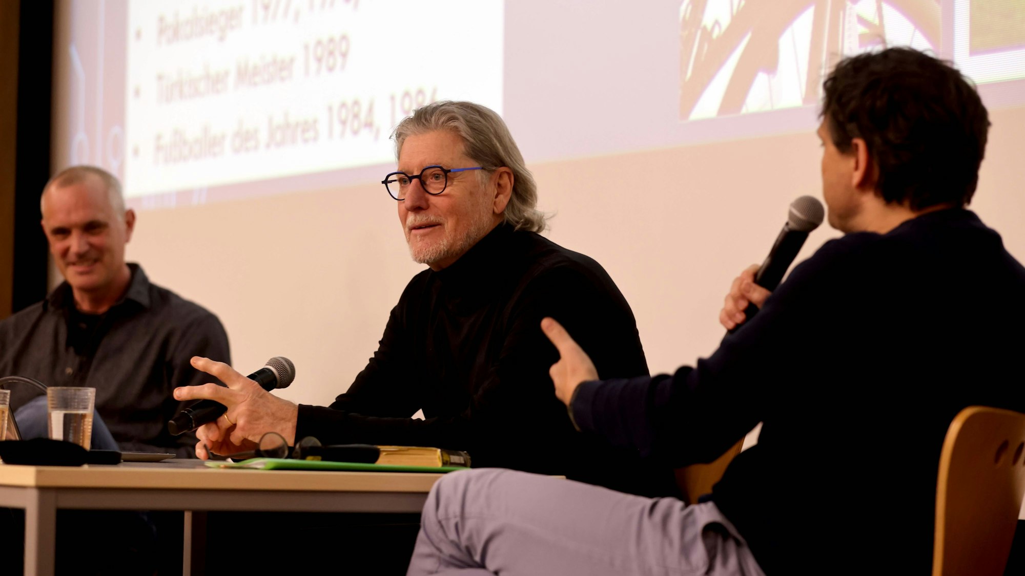 Toni Schumacher im Gespräch im Hörsaal der Sporthochschule.